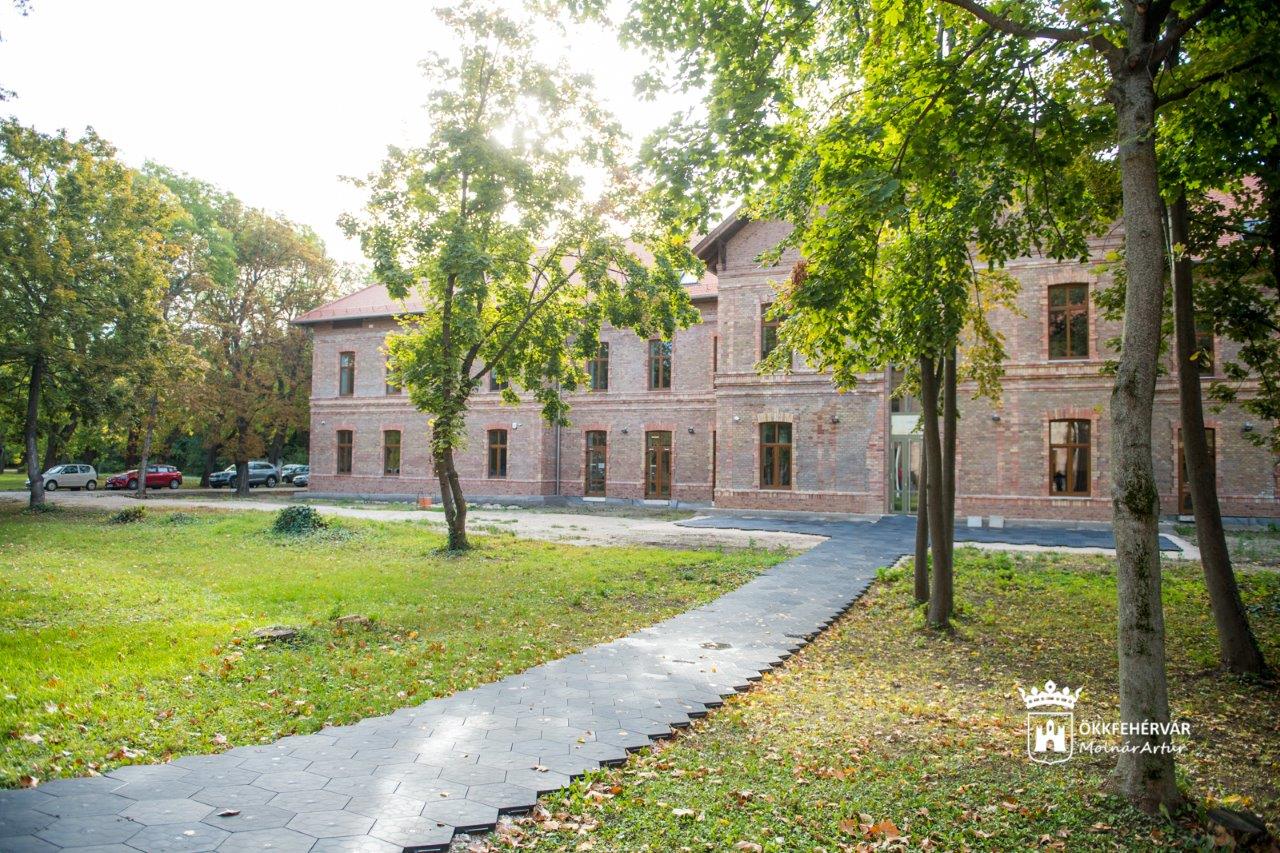 Elkezdődik a park és a parkoló építés a Corvinus Székesfehérvári Campusán